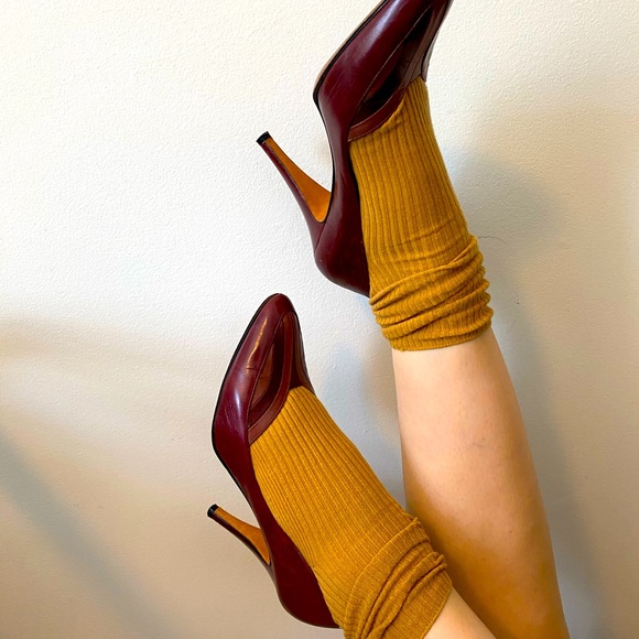 Vintage 1970s Two Toned Burgundy Pump - Picture 2 of 6